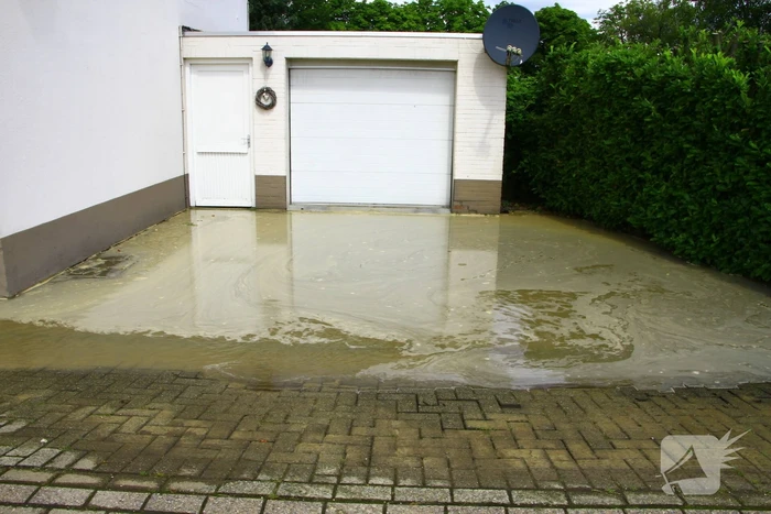 Waterleiding geknapt water loopt woningen binnen