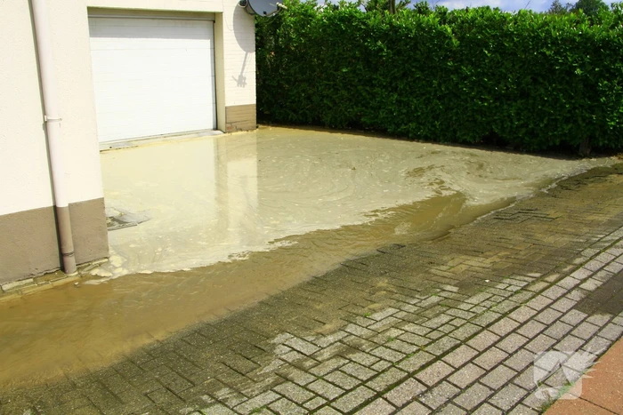 Waterleiding geknapt water loopt woningen binnen