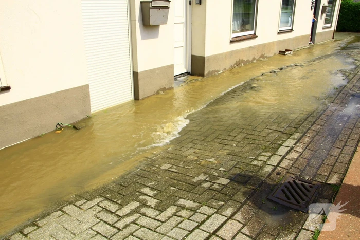 Waterleiding geknapt water loopt woningen binnen
