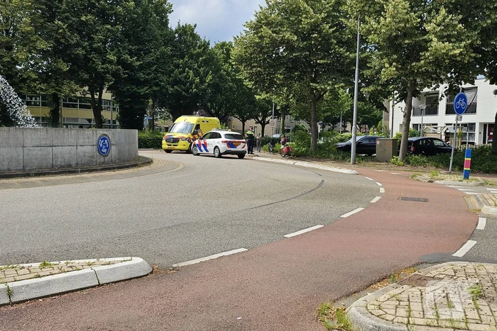 Fietser aangereden door automobilist op rotonde
