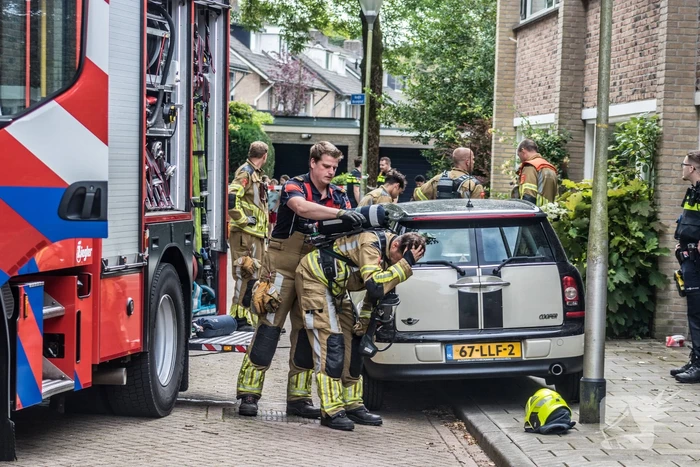 Brandweer blust brandende oven