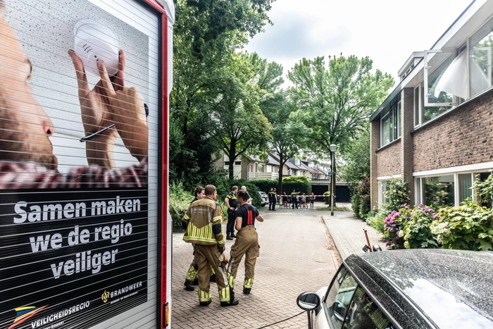 Brandweer blust brandende oven