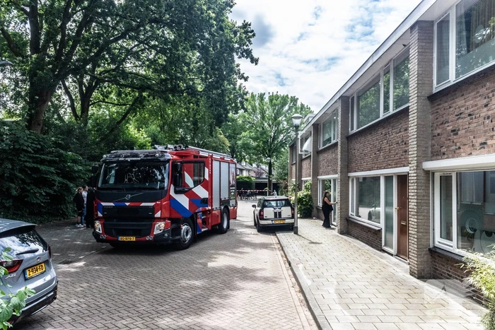 Brandweer blust brandende oven