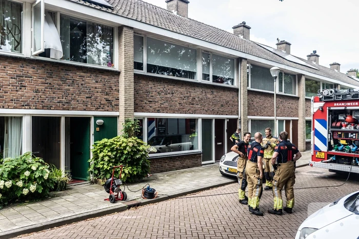 Brandweer blust brandende oven