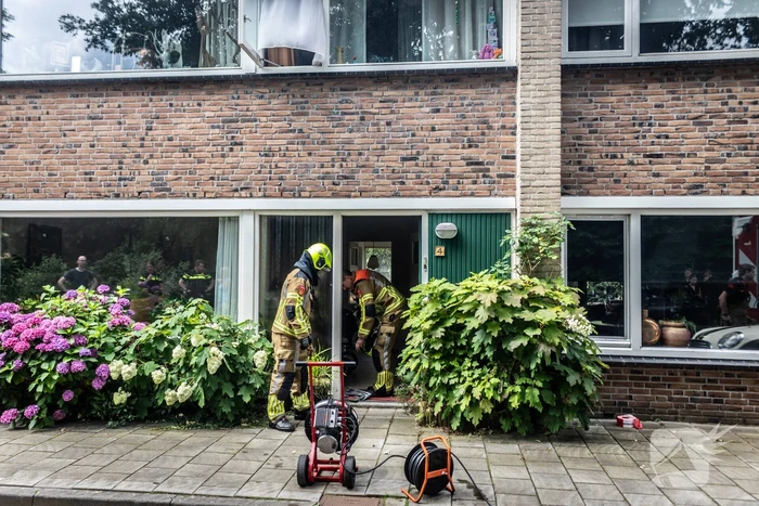 Brandweer blust brandende oven