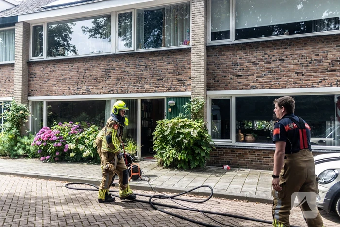 Brandweer blust brandende oven