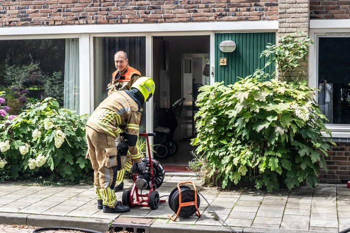 Brandweer blust brandende oven
