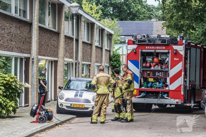 Brandweer blust brandende oven