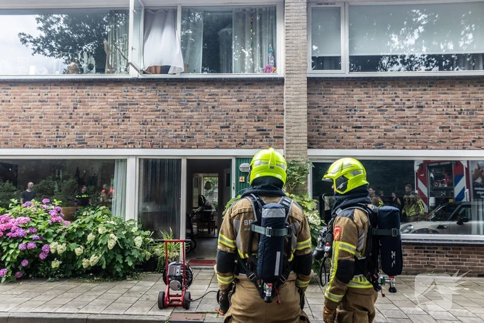 Brandweer blust brandende oven