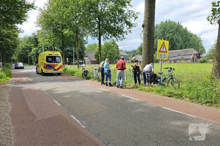 Wielrenner rijdt achterop fietsers