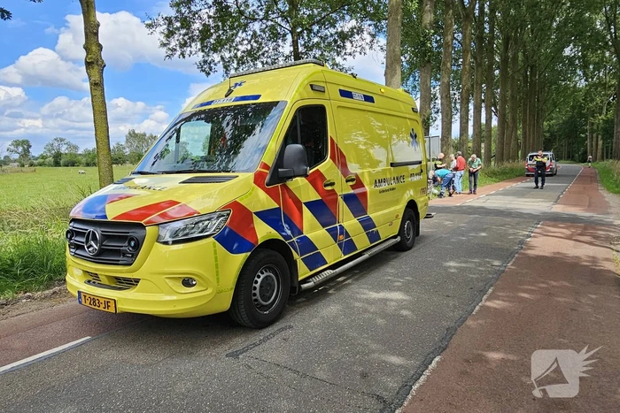 Wielrenner rijdt achterop fietsers