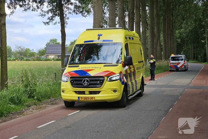 Wielrenner rijdt achterop fietsers