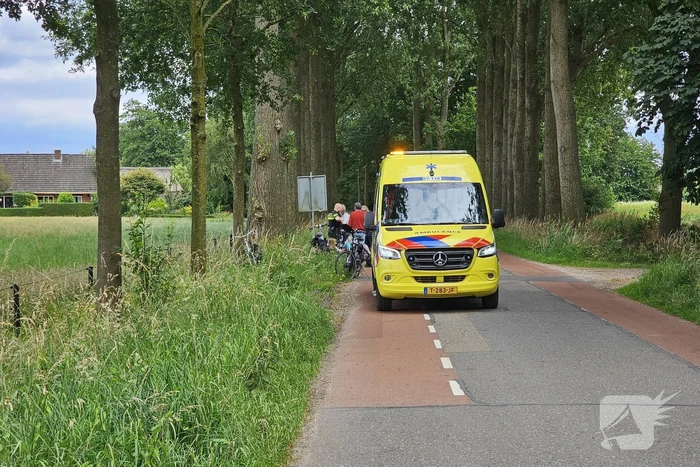 Wielrenner rijdt achterop fietsers