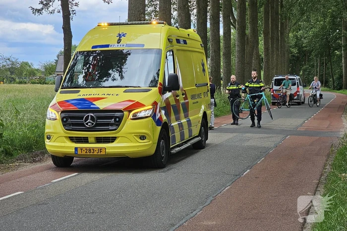 Wielrenner rijdt achterop fietsers