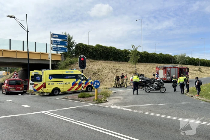 Hulpdiensten groots ingezet voor voertuig dat op op zijn kop belandt