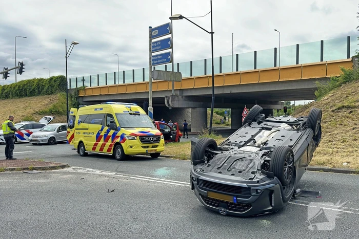 Hulpdiensten groots ingezet voor voertuig dat op op zijn kop belandt