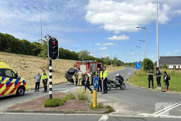Hulpdiensten groots ingezet voor voertuig dat op op zijn kop belandt