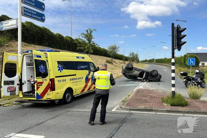 Hulpdiensten groots ingezet voor voertuig dat op op zijn kop belandt