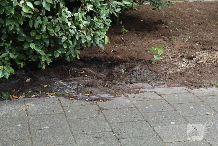 Brandweer blust buitenbrand met water uit brandkraan