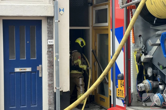 Brandweer blust brand in een woning