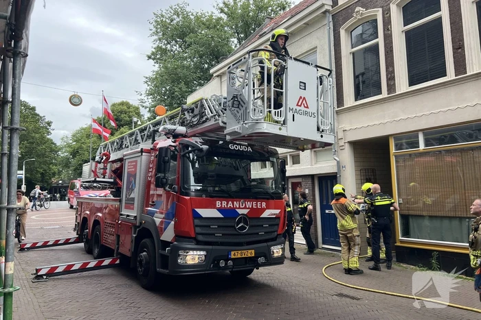 Brandweer blust brand in een woning