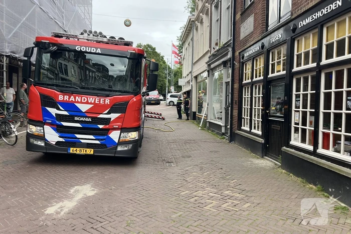Brandweer blust brand in een woning