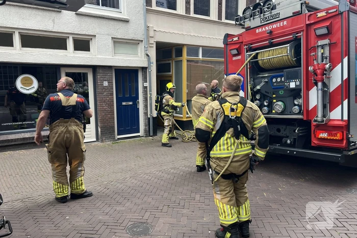Brandweer blust brand in een woning