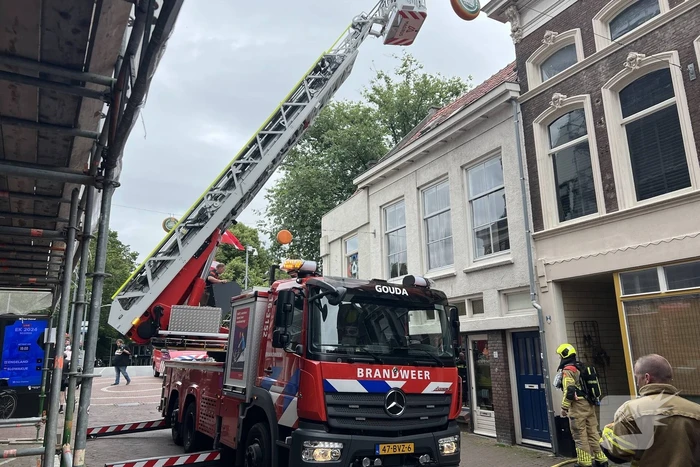 Brandweer blust brand in een woning