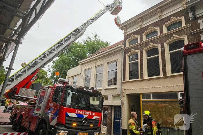 Brandweer blust brand in een woning