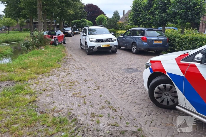 Automobilist verliest macht over stuur en klapt op boom