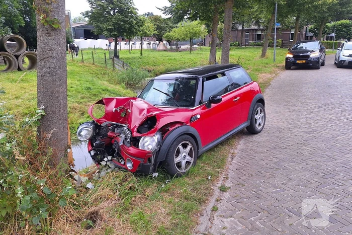Automobilist verliest macht over stuur en klapt op boom