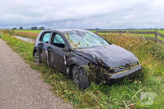 Automobilist onder invloed slaat over de kop, en probeert te vluchten