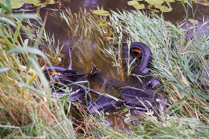 Fatbike belandt onder voertuig in water