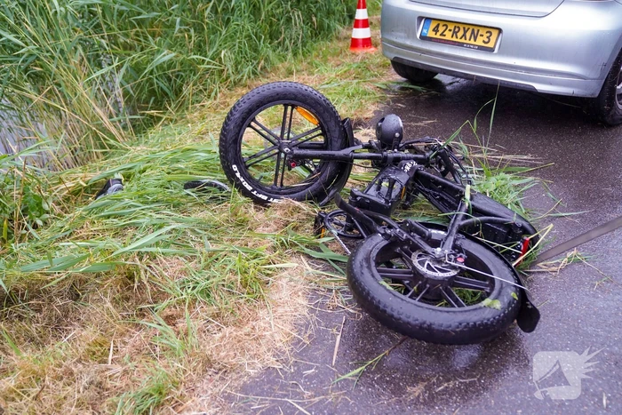 Fatbike belandt onder voertuig in water