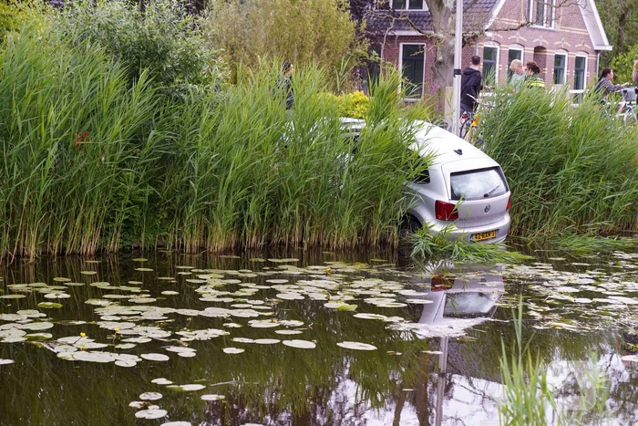 Fatbike belandt onder voertuig in water