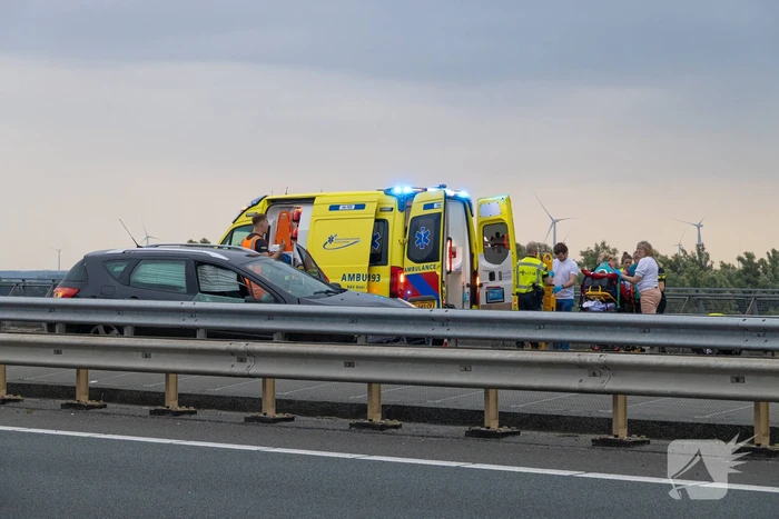 Automobilist botst tegen vangrail van brug