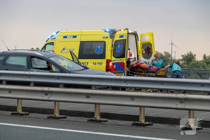 Automobilist botst tegen vangrail van brug