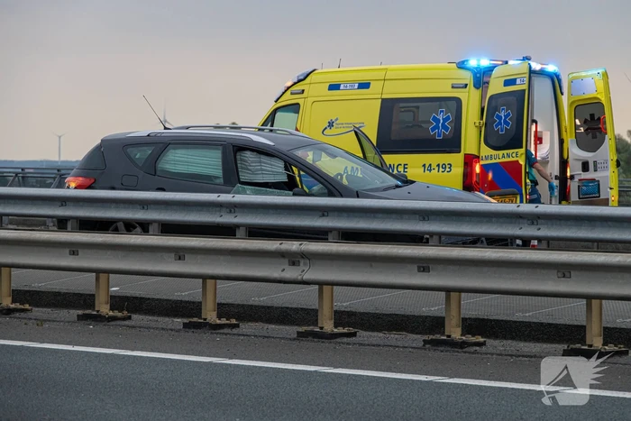 Automobilist botst tegen vangrail van brug
