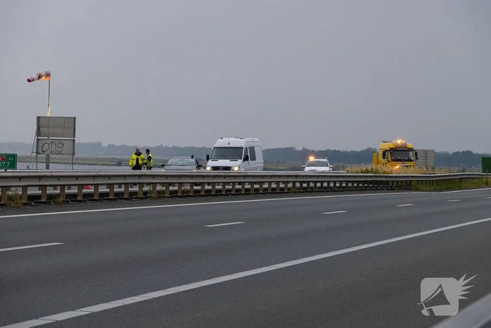 Automobilist botst tegen vangrail van brug