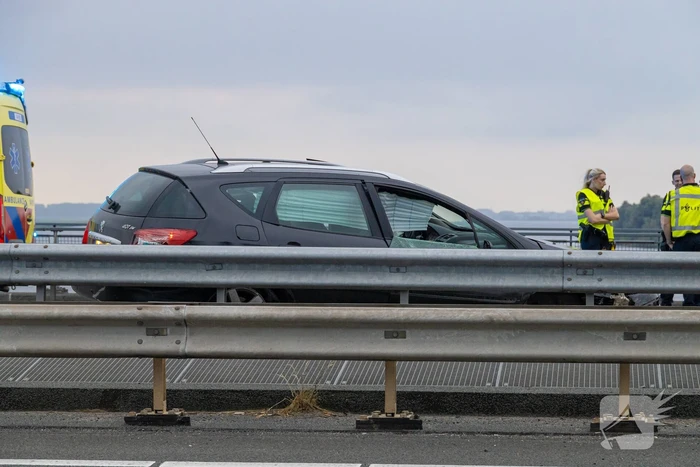 Automobilist botst tegen vangrail van brug