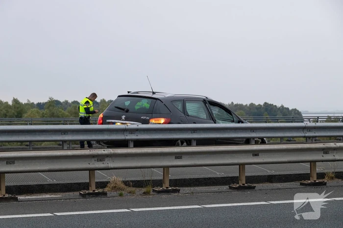 Automobilist botst tegen vangrail van brug