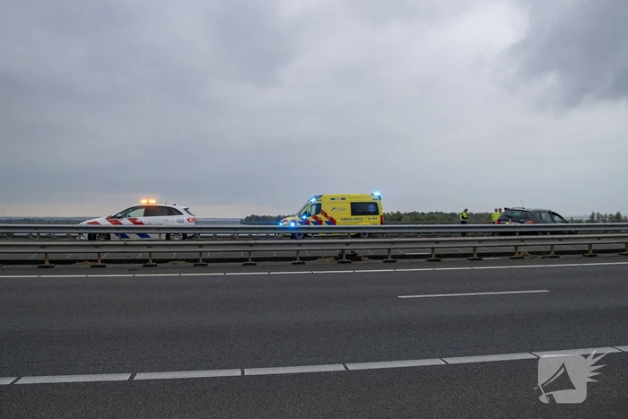 Automobilist botst tegen vangrail van brug