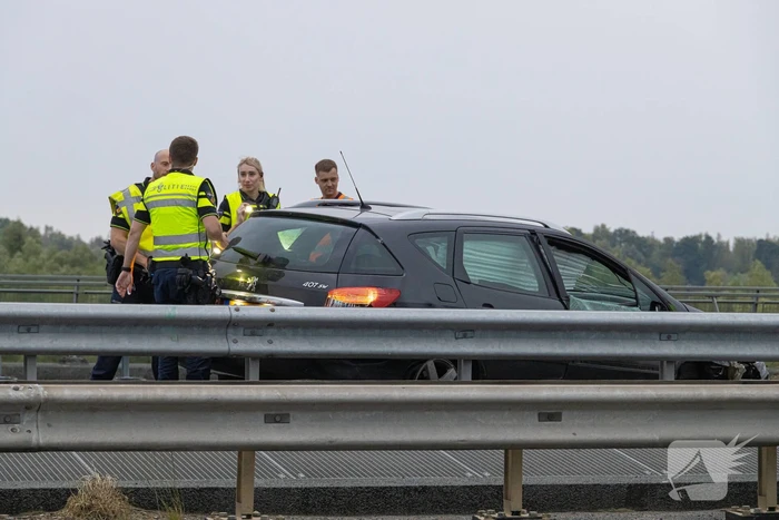 Automobilist botst tegen vangrail van brug