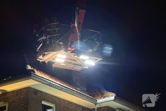 Brandweer haalt kat van dak