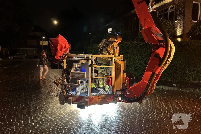 Brandweer haalt kat van dak