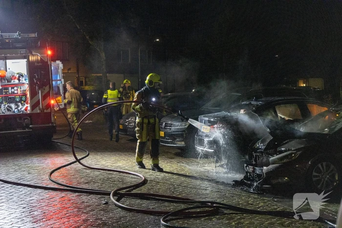 Meerdere voertuigen beschadigd door brand