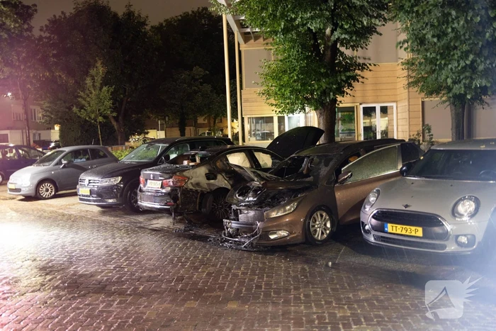 Meerdere voertuigen beschadigd door brand