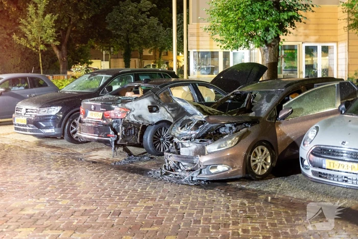 Meerdere voertuigen beschadigd door brand