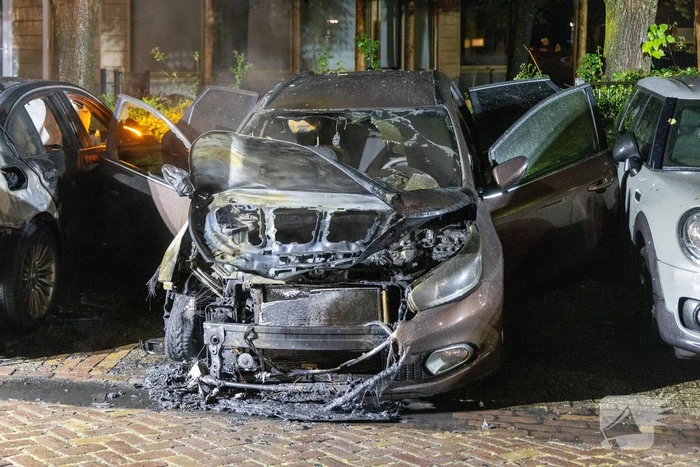 Meerdere voertuigen beschadigd door brand