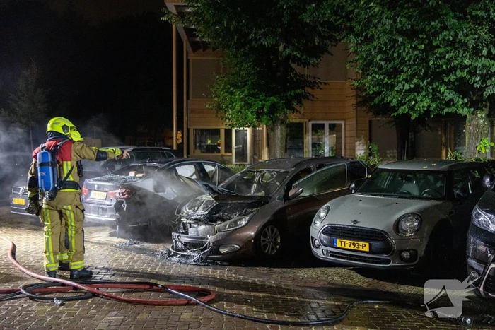 Meerdere voertuigen beschadigd door brand